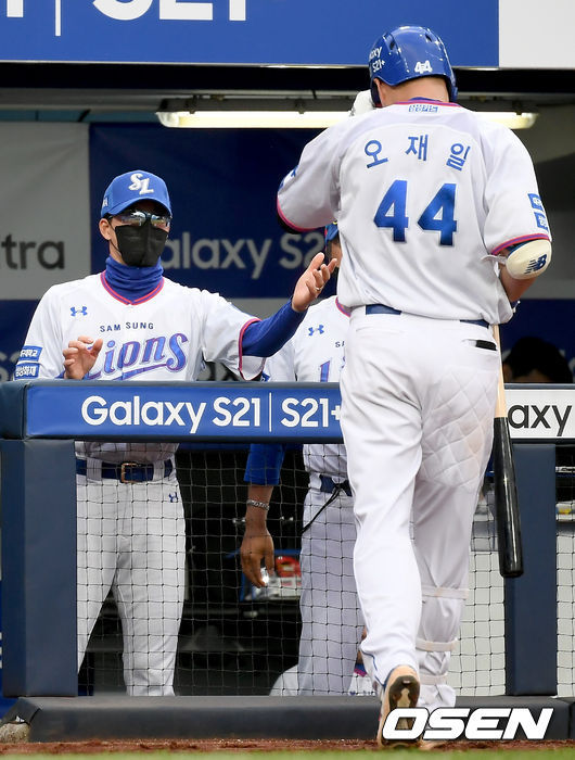 29일 오후 대구 삼성라이온즈파크에서 ‘2021 신한은행 SOL KBO리그’ 삼성 라이온즈와 두산 베어스의 경기가 열렸다.5회말 2사 삼성 오재일이 솔로 홈런을 날린 뒤 더그아웃에서 허삼영 감독과 하이파이브를 하고 있다. 21.05.29 /ksl0919@osen.co.kr