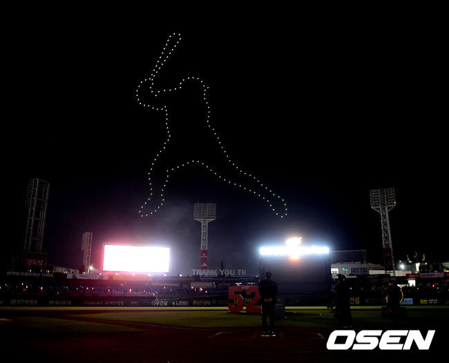 야구장 하늘 위로 김태균의 타격 폼이 그려지고 있다. 2021.05.29 /jpnews@osen.co.kr