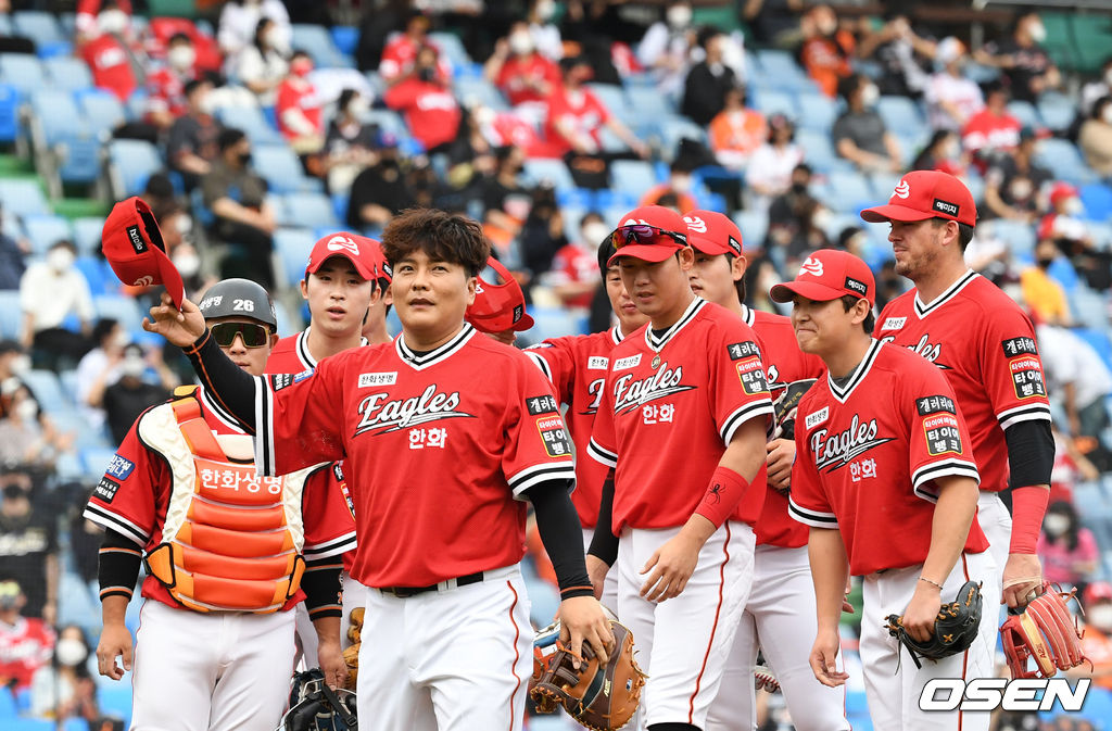 29일 오후 대전 한화생명이글스파크에서 KBO리그 역대 최고 우타자로 활약한 한화 ‘레전드' 김태균의 등번호 52번 영구결번식과 은퇴식이 열렸다.김태균은 이날 SSG와의 경기에서 4번타자 1루수로 선발 라인업에 이름을 올렸다. 올해부터 KBO에 신설된 은퇴 경기 특별 엔트리의 첫 선수로 경기에 나섰다. 1회초 경기 시작과 동시에 대수비로 교체. 김태균이 교체되며 팬들에 인사를 하고 있다. 2021.05.29 /jpnews@osen.co.kr