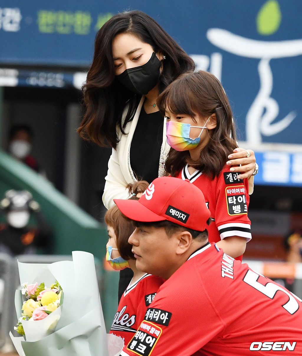 김태균이 아내 김석류 전 아나운서, 두 딸과 함께 기념 촬영을 하고 있다. 2021.05.29 /jpnews@osen.co.kr