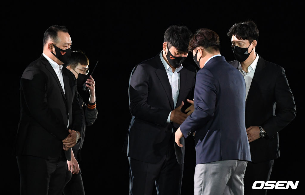 은퇴한 송창식, 최진행, 김회성이 김태균 은퇴식을 함께 하며 인사를 나누고 있다. 2021.05.29 /jpnews@osen.co.kr