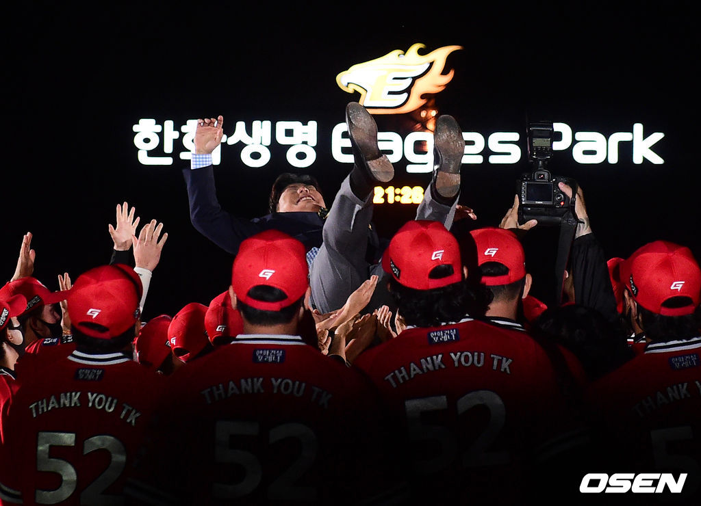 김태균이 후배 선수들에게 헹가레를 받으며 기뻐하고 있다. 2021.05.29 /jpnews@osen.co.kr