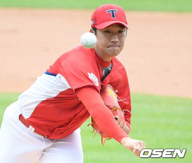 3일 오후 서울 잠실구장에서 ‘2020 신한은행 SOL KBO리그’ 두산 베어스와 KIA 타이거즈의 경기가 열렸다. 1회말 마운드에 오른 KIA 선발 이민우가 공을 뿌리고 있다. /cej@osen.co.kr