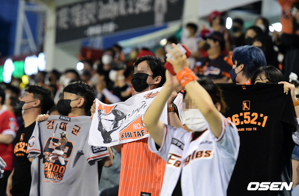 매시 52분 김태균을 위해 팬들이 기립 박수를 보내고 있다. 2021.05.29 /jpnews@osen.co.kr