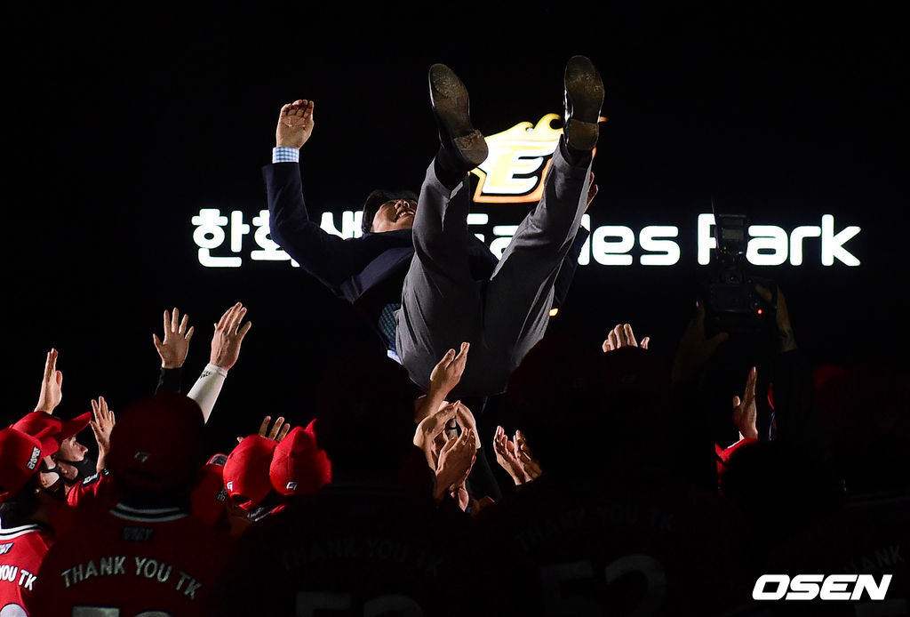 김태균이 후보 선수들에게 헹가레를 받으며 기뻐하고 있다. 2021.05.29 /jpnews@osen.co.kr