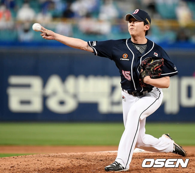 29일 오후 대구 삼성라이온즈파크에서 ‘2021 신한은행 SOL KBO리그’ 삼성 라이온즈와 두산 베어스의 경기가 열렸다.8회말 두산 박정수가 마운드에 올라 힘차게 공을 뿌리고 있다. 21.05.29 /ksl0919@osen.co.kr