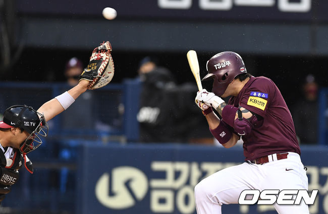 5회초 2사 주자없는 상황 LG 선발 이민호의 공이 키움 박병호의 헬멧이 맞아 튀어 오르고 있다. 2021.05.29 / dreamer@osen.co.kr