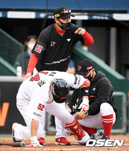 2회말 무사 2,3루에서 SSG 최정의 한화 김종수의 사구에 괴로워하고 있다. 최정은 박성한과 교체. 2021.05.29 /jpnews@osen.co.kr