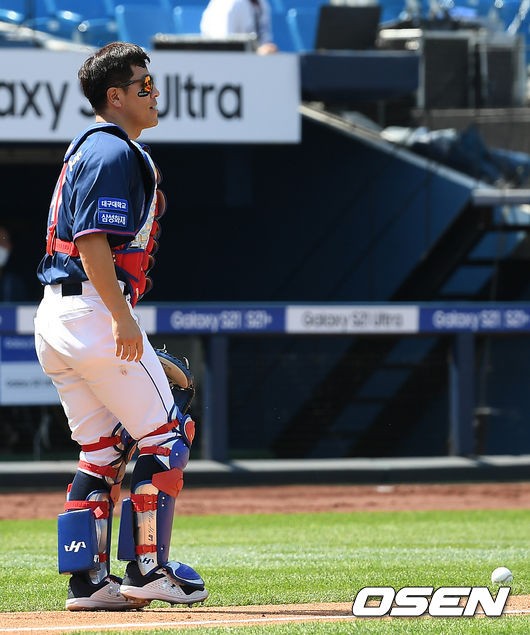 30일 오후 대구 삼성라이온즈파크에서 ‘2021 신한은행 SOL KBO리그’ 삼성 라이온즈와 두산 베어스의 경기가 열렸다. 4회초 1사 1루 두산 강승호의 파울 플라이 때 삼성 포수 강민호가 포구 실책을 범한 뒤 아쉬워하고 있다. 21.05.30 /ksl0919@osen.co.kr