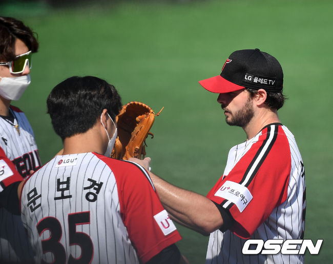 7회초를 마친 LG 선발 수아레즈가 덕아웃으로 들어오며 동료들과 하이파이브를 하고 있다.2021.05.30 / rumi@osen.co.kr