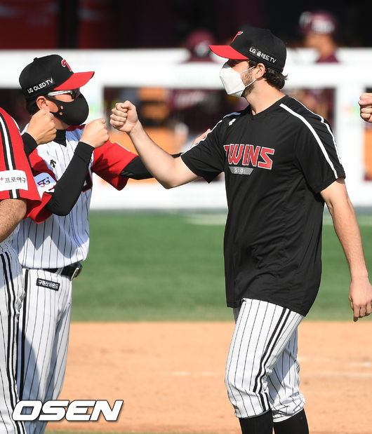 경기를 마치고 LG 수아레즈가 류지현 감독과 하이파이브를 하고 있다. 2021.05.30 / rumi@osen.co.kr