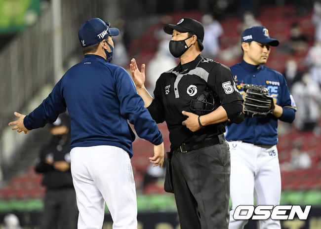 7회말 1사 1,2루에서 김준희 주심이 NC 임창민에게 경기 시간 지연에 대해 경고를 줬다. 이에 마운드를 방문한 이동욱 감독이 심판진에 강하게 어필하고 있다. /sunday@osen.co.kr