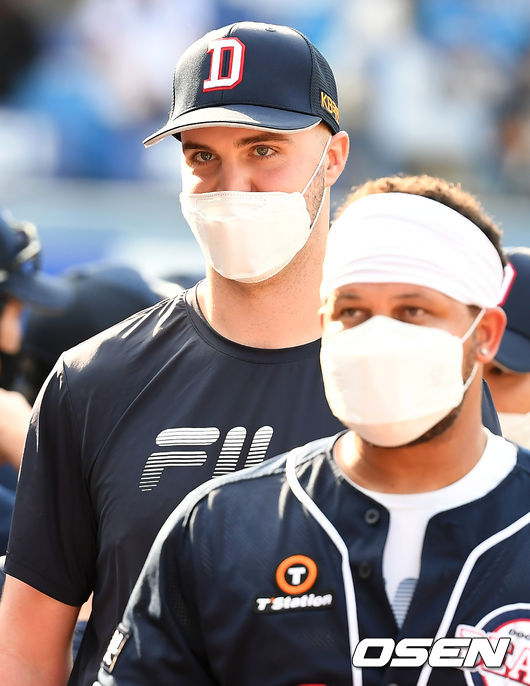 두산이 외국인 특급 워커 로켓을 앞세워 삼성을 제압했다.두산은 30일 대구삼성라이온즈파크에서 열린 원정 경기에서 4-2로 이겼다.경기 종료 후 두산 선발 로켓이 더그아웃으로 이동하고 있다. 21.05.30 /ksl0919@osen.co.kr