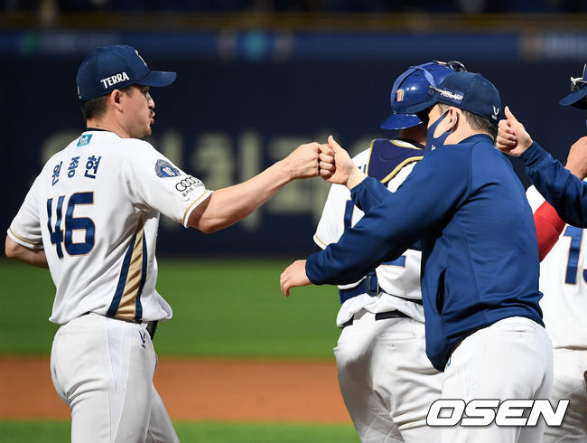 NC는 14일 창원 NC파크에서 열린 ‘2021 신한은행 SOL KBO리그' 정규시즌 KIA 타이거즈와의 경기에서 5-2로 승리를 거뒀다. 이로써 NC는 4연승을 달리며 19승15패를 마크했다. KIA는 15승19패에 머물렀다.경기 종료 후 NC 원종현이 이동욱 감독과 승리의 기쁨을 나누고 있다. /sunday@osen.co.kr