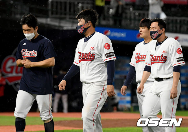 LG가 롯데를 꺾고 4연패에서 벗어났다. LG 26일 부산 사직구장에서 열린 롯데와의 시즌 4차전에서 5-3 역전승을 거뒀다. 9회 2사 2,3루에서 유강남이 결승 2타점 적시타를 때렸다. 마무리 고우석이 9회 승리를 지켜냈다.경기 종료 후 롯데 자이언츠 선수들이 아쉬워하고 있다./ksl0919@osen.co.kr