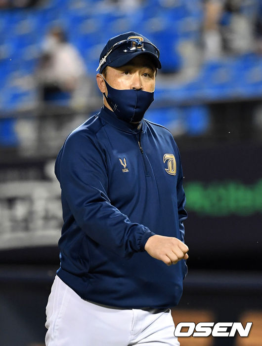 7회말 1사 1,2루에서 NC 이동욱 감독이 임창민이 경기 지연으로 경고 받자 심판진에 항의한 후 더그아웃으로 가고 있다. /sunday@osen.co.kr