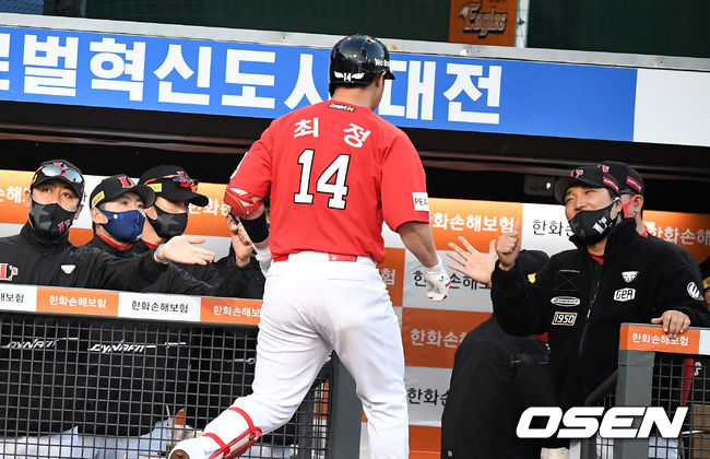 3회초 2사 1루에서 SSG 최정이 좌월 투런포를 날리고 김원형 감독을 비롯한 코칭스태프와 기뻐하고 있다. 2021.05.28 /jpnews@osen.co.kr