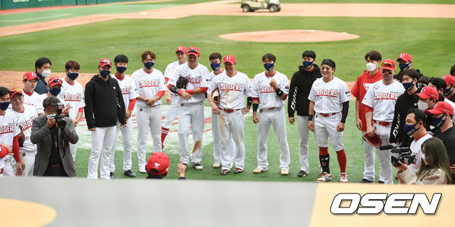 경기를 마치고 SSG 김원형 감독이 선수들에게 덕담을 하고 있다. / rumi@osen.co.kr