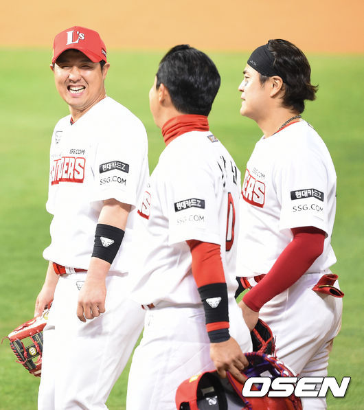 경기종료 후 SSG 최정이 김강민, 추신수와 이야기 나누며 미소 짓고 있다.. / soul1014@osen.co.kr