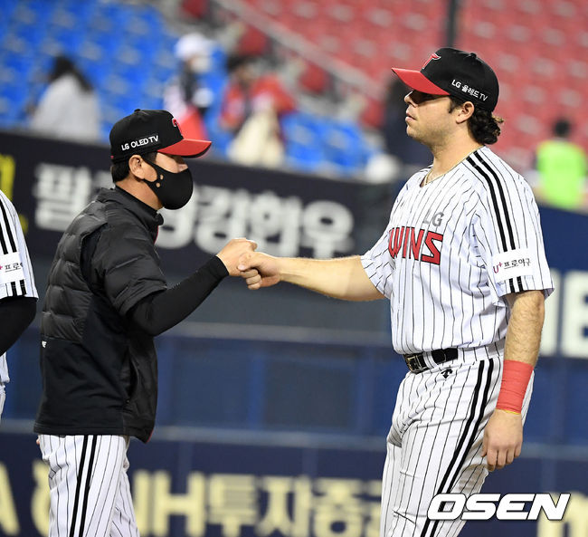 경기를 마치고 LG 류지현 감독이 라모스와 승리 하이파이브를 하고 있다. /jpnews@osen.co.kr