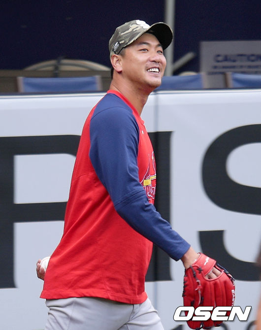 [OSEN=샌디에이고, 이사부 통신원]경기에 앞서 세인트루이스 김광현이 타자들의 배팅 훈련을 돕고 있다. /lsboo@osen.co.kr