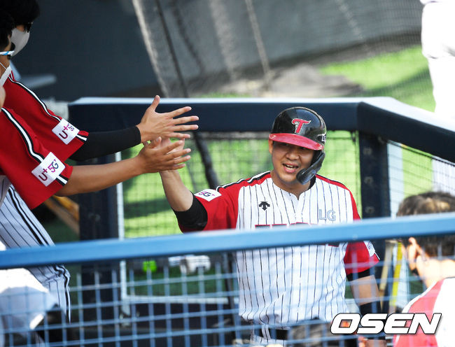 6회말 2사 주자 3루 LG 정주현의 우익수 앞 1타점 적시타때 홈을 밟은 김민성이 덕아웃에서 동료들과 하이파이브를 하고 있다. 2021.05.30 /rumi@osen.co.kr