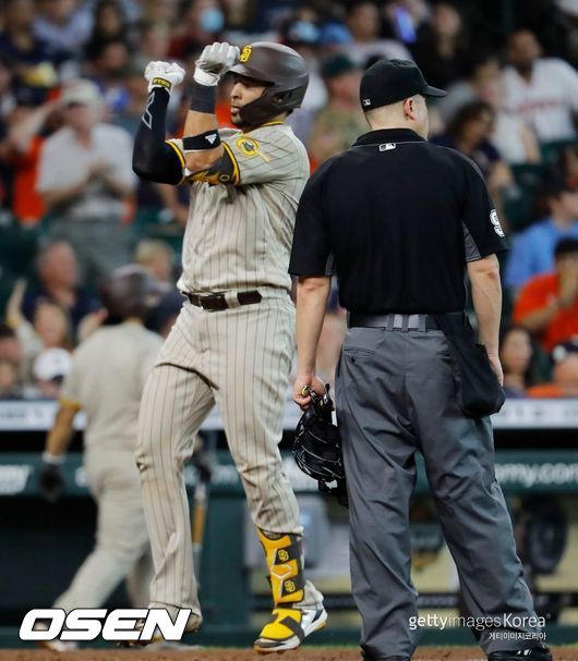 [사진] 샌디에이고의 웹스터 리바스가 31일(한국시간) 미닛메이드 파크에서 열린 휴스턴과의 경기 5회서 솔로 홈런을 날린 뒤 홈플레이트 위에서 세리머니를 펼치고 있다.ⓒGettyimages(무단전재 및 재배포 금지)