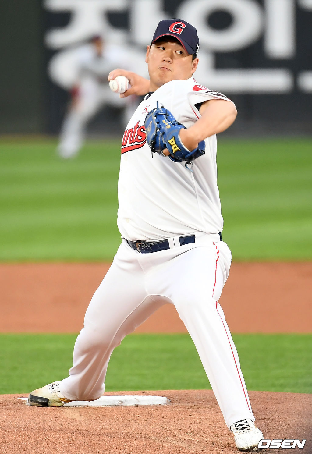 롯데 선발 나균안이 마운드에 올라 힘차게 공을 뿌리고 있다./ksl0919@osen.co.kr