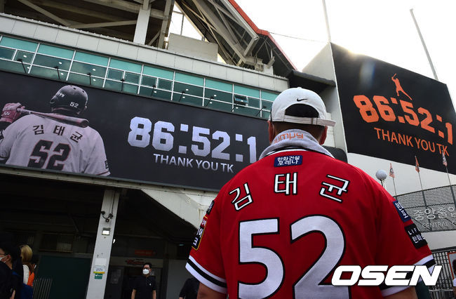 한화 팬들이 입장을 하며 사진 촬영을 하고 있다. 2021.05.29 /jpnews@osen.co.kr