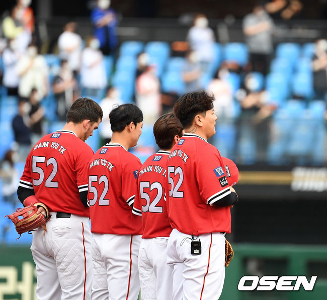 4번타자 1루수로 선발 출장한 한화 김태균이 후배 선수들과 국민의례를 하고 있다. 2021.05.29 /jpnews@osen.co.kr