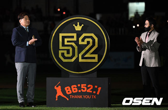 김태균이 박찬혁 대표이사와 영구결번 제막식을 하고 있다. 2021.05.29 /jpnews@osen.co.kr