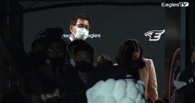 [사진] 김태균의 부친 김종대 씨가 은퇴사를 말하는 아들을 뒤에서 바라보고 있다. /이글스TV 캡쳐