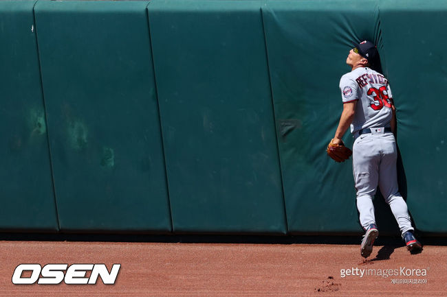 [사진] 미네소타의 롭 레프스나이더가 1일(한국시간) 열린 볼티모어와의 경기 5회 말서 라이언 마운트캐슬의 홈런 타구를 따라가다 담장과 부딪히고 있다. ⓒGettyimages(무단전재 및 재배포 금지)