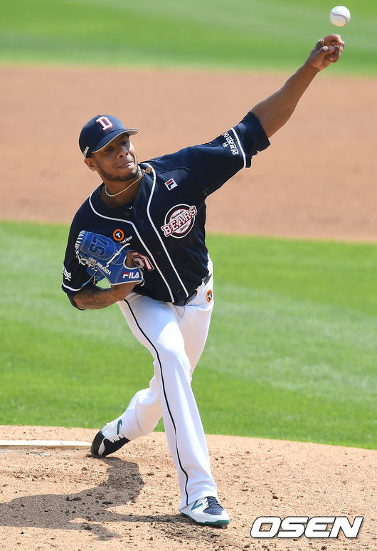두산 선발 미란다가 마운드 위에서 힘차게 공을 뿌리고 있다./rumi@osen.co.kr