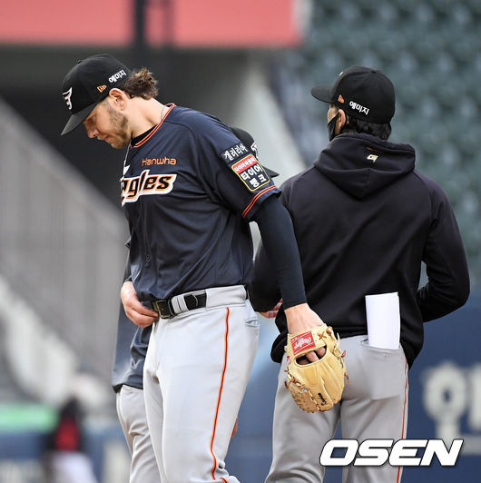 5회말 2사 2루에서 한화 킹험이 강판당하고 있다.  /jpnews@osen.co.kr