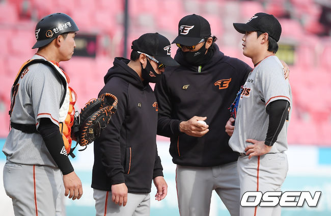 9회말 1사 만루 한화 호세 로사도 코치가 마운드에 올라 윤대경과 이야기를 나누고 있다.  / soul1014@osen.co.kr