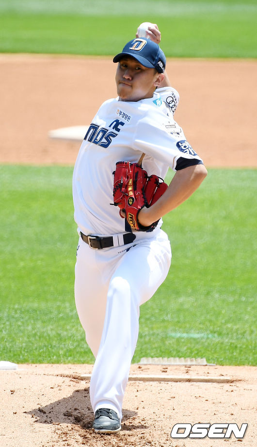 백팀 선발 이용찬이 마운드 위에서 힘차게 공을 뿌리고 있다. 2021.06.01 /rumi@osen.co.kr