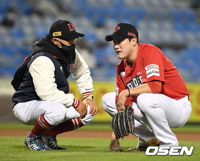 5회말 2사 2,3루에서 SSG 박종훈이 한화 정은원을 상대하다 투구를 마친 뒤 불편함을 호소하고 있다. 오원석과 교체. 2021.05.28 /jpnews@osen.co.kr