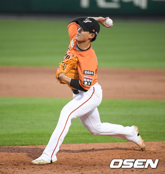 8회초 한화 윤대경 투수가 역투하고 있다.  / soul1014@osen.co.kr