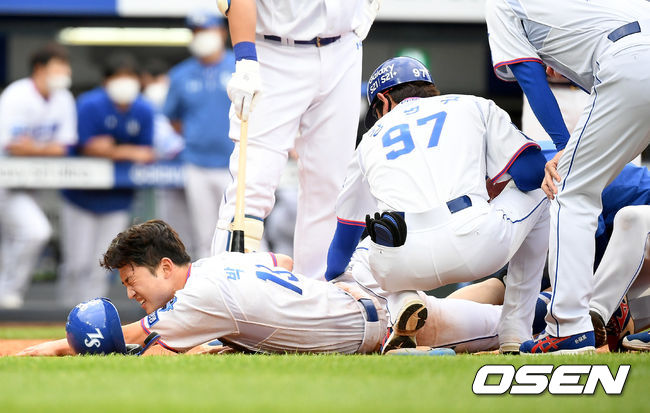 29일 오후 대구 삼성라이온즈파크에서 ‘2021 신한은행 SOL KBO리그’ 삼성 라이온즈와 두산 베어스의 경기가 열렸다.3회말 1사 만루 삼성 강민호의 희생플라이 때 3루 주자 박해민이 득점을 올린 뒤 고통스러워 하고 있다.  21.05.29 /ksl0919@osen.co.kr