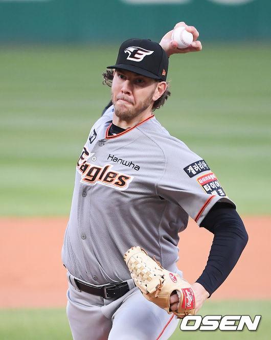 1회말 한화 선발투수 킹험이 역투하고 있다.  / soul1014@osen.co.kr