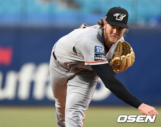 14일 오후 대구 삼성라이온즈파크에서 ’2021 신한은행 SOL KBO 리그' 삼성 라이온즈와 한화 이글스의 경기가 열렸다.1회말 무사에서 한화 선발투수 킹험이 역투하고 있다. /sunday@osen.co.kr