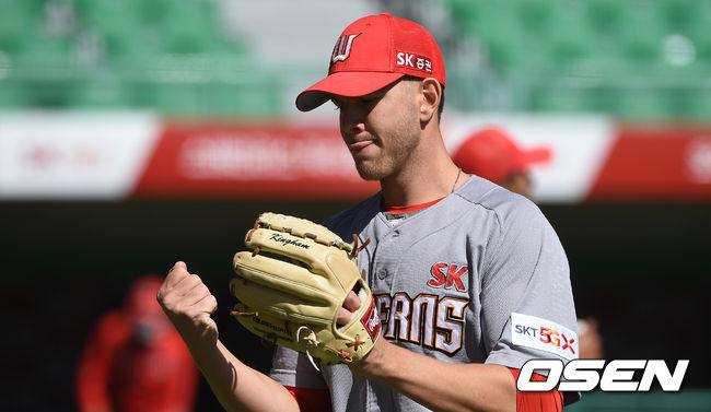 3회말 이닝종료 후 킹엄 선발투수가 아쉬워하며 더그아웃으로 들어가고 있다. / soul1014@osen.co.kr