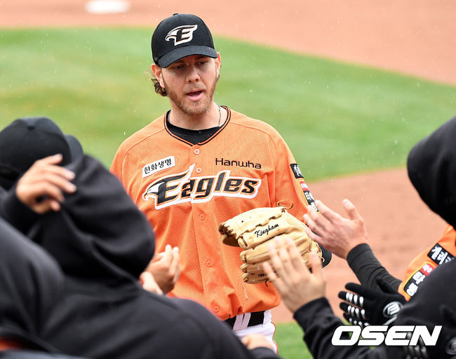 한화 선발 킹험이 더그아웃으로 향하며 동료들과 인사를 나누고 있다. / dreamer@osen.co.kr