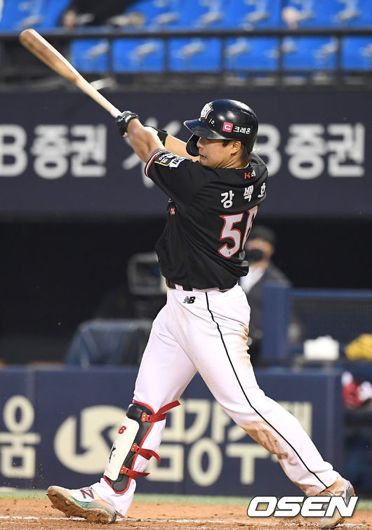 1일 서울 잠실야구장에서 ‘2021 신한은행 SOL KBO 리그’ LG 트윈스와 KT 위즈의 경기가 열렸다.5회초 무사 KT 강백호가 안타를 때려내고 있다. 2021.06.01/youngrae@osen.co.kr
