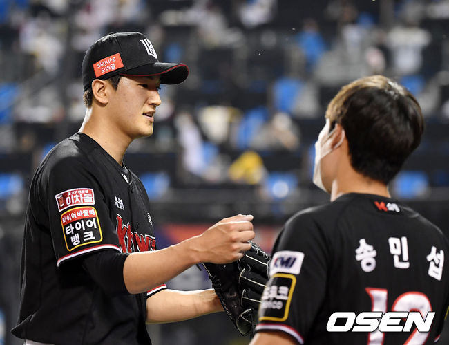 1일 서울 잠실야구장에서 ‘2021 신한은행 SOL KBO 리그’ LG 트윈스와 KT 위즈의 경기가 열렸다.6회말 이닝을 마친 KT 고영표가 더그아웃으로 들어오고 있다. 2021.06.01/youngrae@osen.co.kr