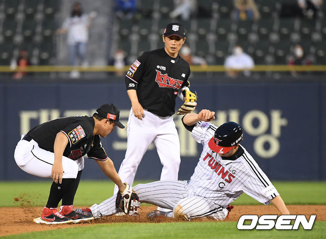 1일 서울 잠실야구장에서 ‘2021 신한은행 SOL KBO 리그’ LG 트윈스와 KT 위즈의 경기가 열렸다.4회말 1사 1루 KT 황재균이 LG 라모스의 유격수 땅볼때 1루주자 김현수를 2루에서 아웃시키고 있다. 2021.06.01/youngrae@osen.co.kr