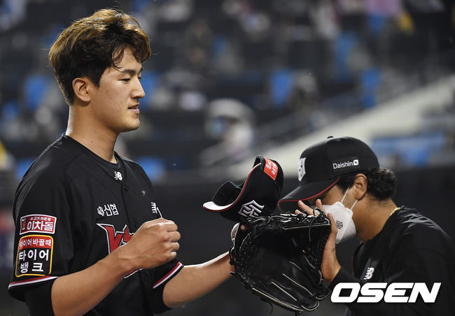 1일 서울 잠실야구장에서 ‘2021 신한은행 SOL KBO 리그’ LG 트윈스와 KT 위즈의 경기가 열렸다.7회말 2사 마운드를 내려오는 KT 고영표가 동료들의 축하를 받고 있다. 2021.06.01/youngrae@osen.co.kr
