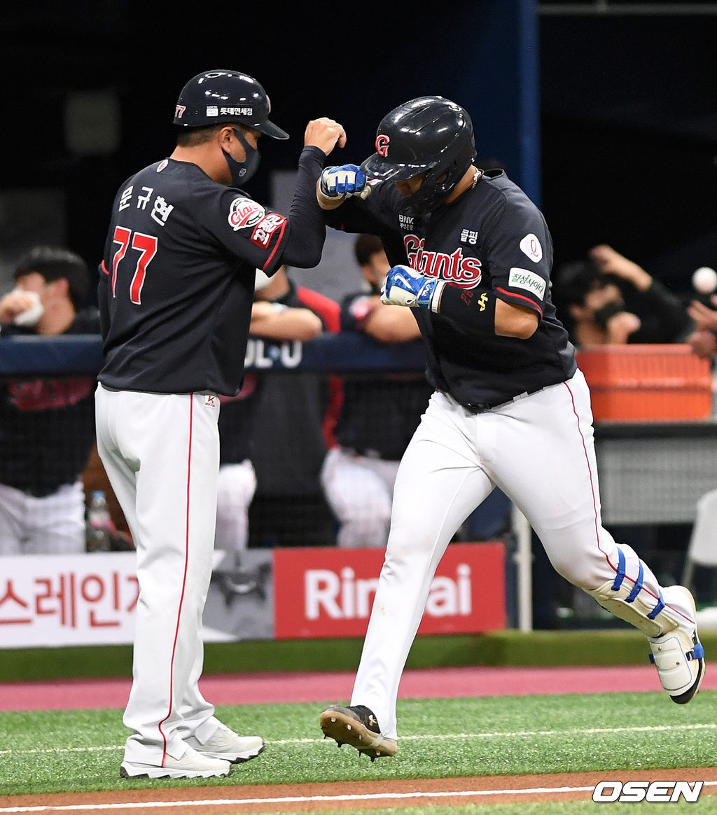 1일 오후 서울 고척스카이돔에서 ’2021 신한은행 SOL KBO 리그' 키움 히어로즈와 롯데 자이언츠의 경기가 열렸다.3회초 무사에서 롯데 지시완이 좌월 솔로 홈런을 치고 문규현 코치와 환호하고 있다. 2021.06.01. /sunday@osen.co.kr