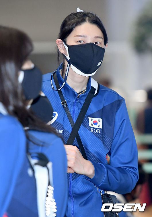 20일 오후 여자배구 국가대표팀 ‘라바리니호’가 VNL 출전을 위해 인천국제공항을 통해 이탈리아로 출국했다. 김연경 선수가 출국장으로 이동하고 있다./ksl0919@osen.co.kr